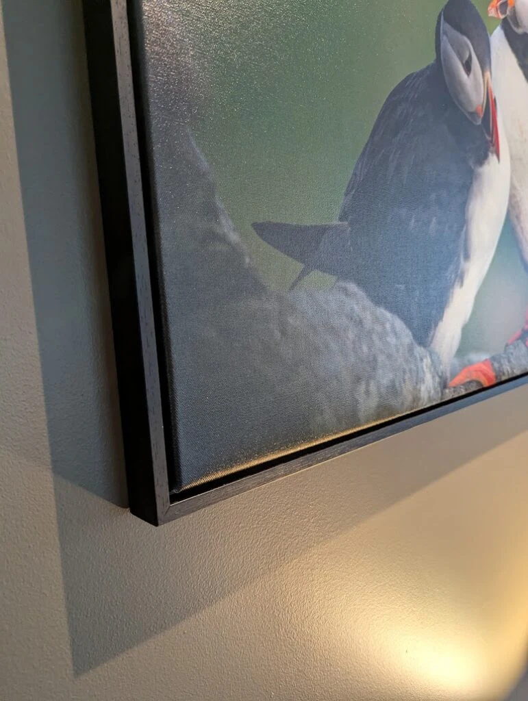 Nærbilde av lerretsvev, rammehjørne og avstanden mellom lerret og sveveramme
